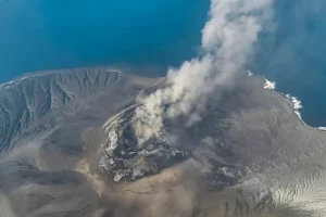 Indonesia: barco desaparecido con periodistas a bordo cubriendo la erupción volcánica