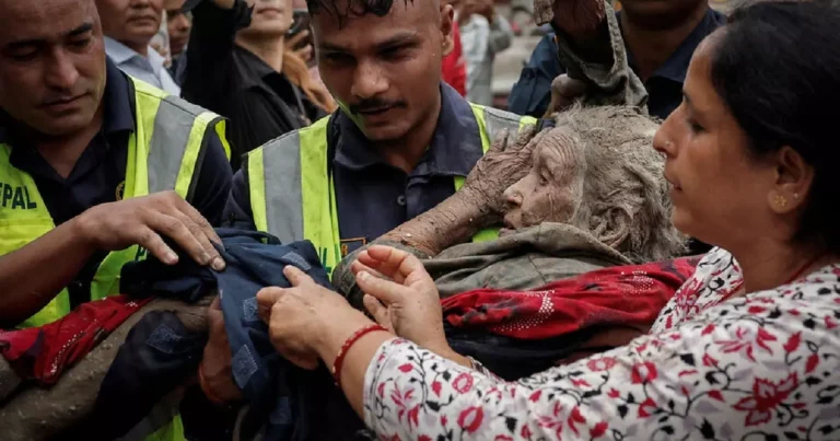 Inundaciones mortales en Nepal y el Tíbet: una mujer de 97 años se salva milagrosamente tras quedar sepultada por un deslizamiento de tierra