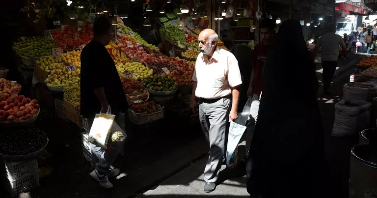 “La gente ya no tiene dinero”: los iraníes en primera línea ante las sanciones de Estados Unidos