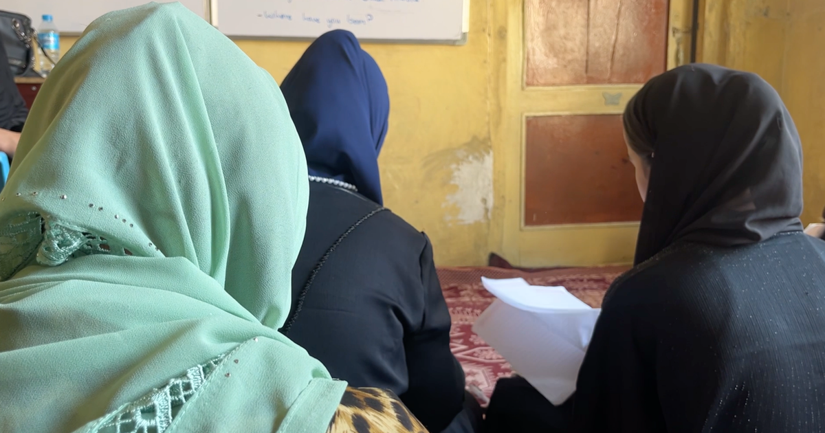 “Les damos la oportunidad de tener esperanza”: en las escuelas clandestinas, las jóvenes afganas intentan creer en el futuro