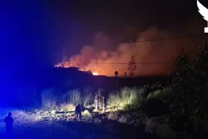 Lluvia artificial, millones de litros de agua vertidos, humo intenso… Indonesia, presa de violentos incendios