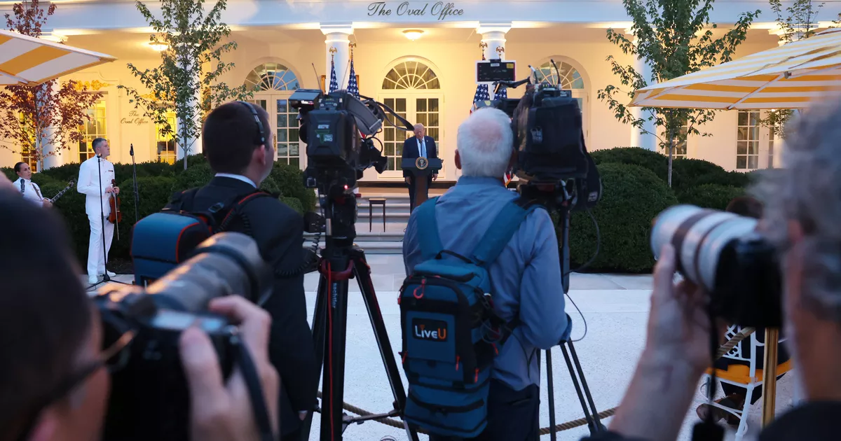 Los grandes canales estadounidenses solidarios con CNN, excluidos de la Casa Blanca