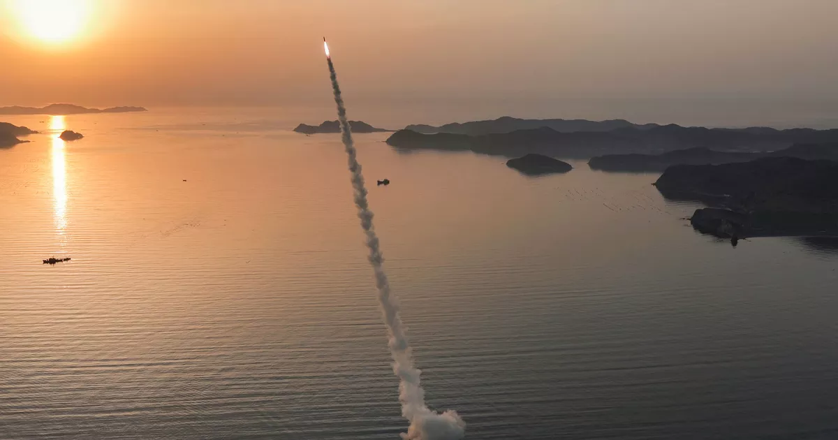 Misil de crucero, lanzacohetes termobárico, drones... Corea del Norte anuncia haber realizado un “ejercicio de ataque con potencia de fuego”