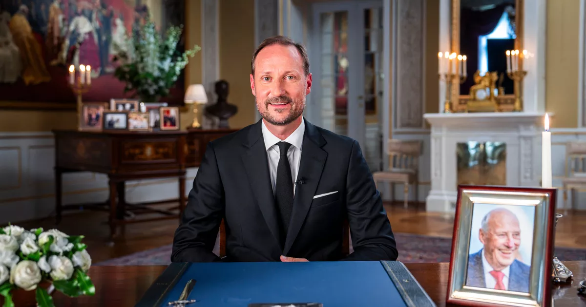 Noruega: El rey Haakon VIII se dirigió a los noruegos por primera vez este sábado, en memoria de su difunto padre