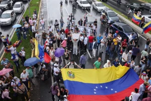Prohibida la entrada a Venezuela, Premio Nobel de la Paz María Corina Machado recibe apoyo de caraqueños