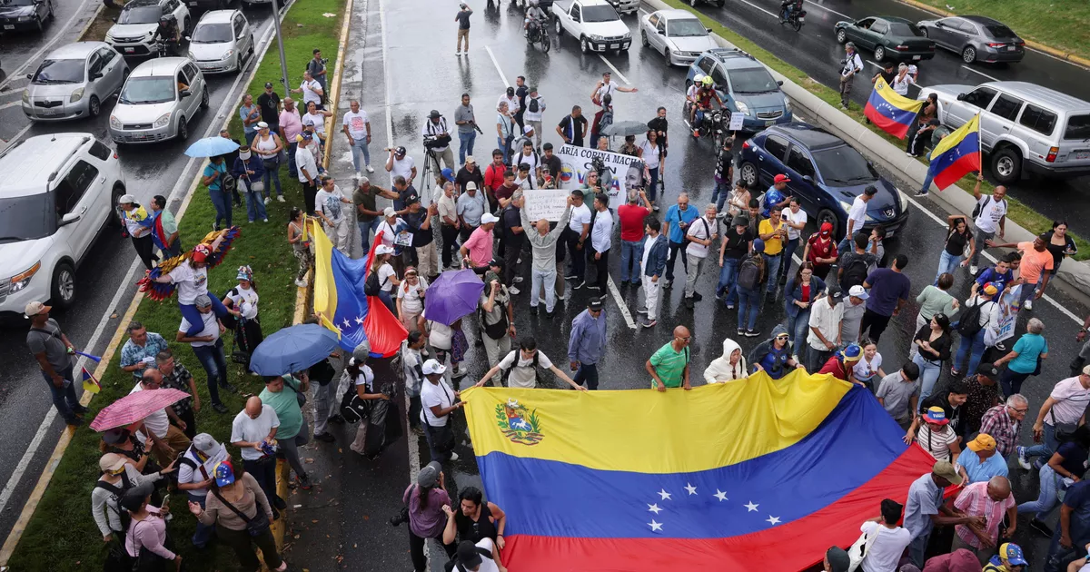 Prohibida la entrada a Venezuela, Premio Nobel de la Paz María Corina Machado recibe apoyo de caraqueños