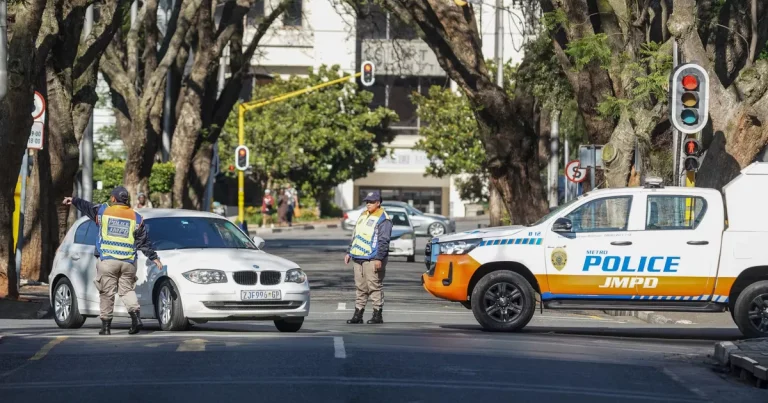 Sudáfrica: doble tiroteo mata al menos a 27 personas en Johannesburgo y Ciudad del Cabo