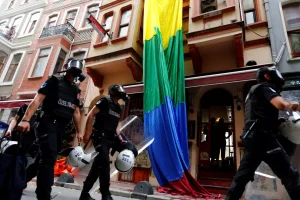 Türkiye: gran redada contra bares y asociaciones LGBT+ para “proteger la institución familiar”
