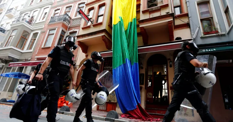 Türkiye: gran redada contra bares y asociaciones LGBT+ para “proteger la institución familiar”