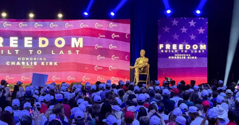 Un año después del asesinato de Charlie Kirk, el campo conservador lamenta su martirio