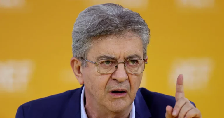 ¿Qué establece el artículo 35 de la Constitución, invocado por Mélenchon para oponerse al envío de soldados franceses a Arabia Saudita?