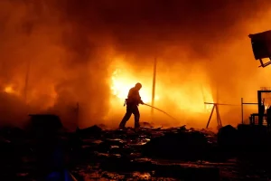 ¿Quedarse o irse? Presionados por los ataques rusos, los habitantes de Kyiv temen la llegada del invierno