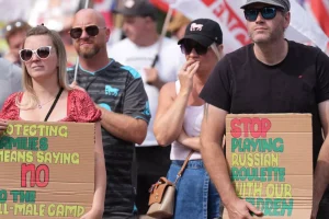 “Aquí no hay delincuencia, no cerramos nada”: estos pueblos de ingleses acérrimos se rebelan contra la llegada de inmigrantes