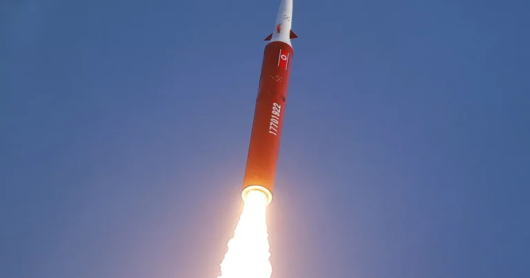 Corea del Norte: Kim Jong-un supervisó el lanzamiento de un misil utilizando IA