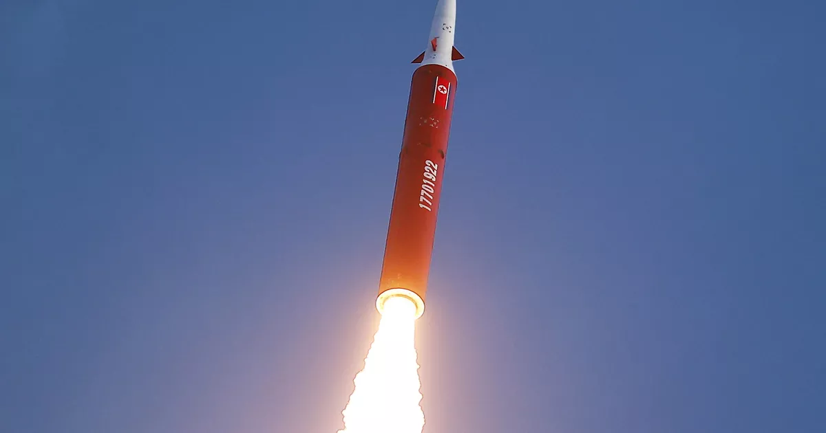 Corea del Norte: Kim Jong-un supervisó el lanzamiento de un misil utilizando IA