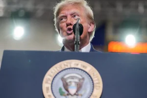 Donald Trump culpa del aumento de los precios de la gasolina a los ataques ucranianos en Rusia y no a la guerra en Irán.