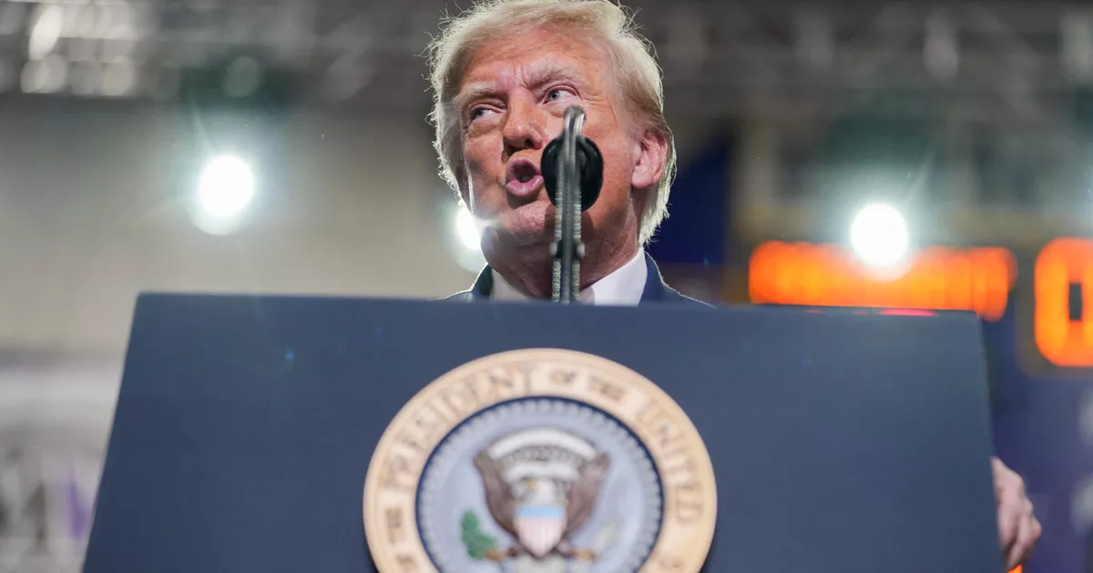 Donald Trump culpa del aumento de los precios de la gasolina a los ataques ucranianos en Rusia y no a la guerra en Irán.