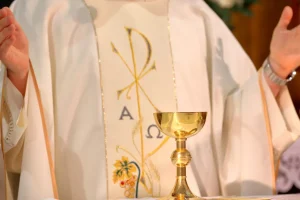 Ecuador: un sacerdote muere en plena misa aplastado por un gran crucifijo