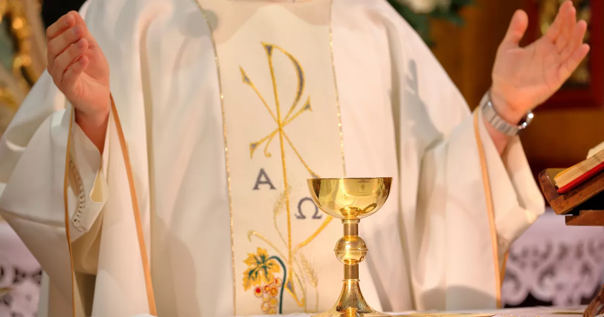Ecuador: un sacerdote muere en plena misa aplastado por un gran crucifijo