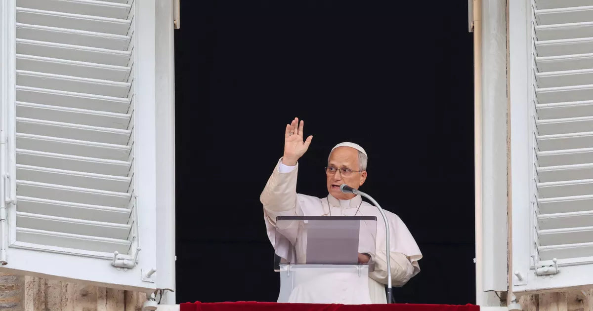 El Papa León XIV se dirige a una multitud en el Vaticano por primera vez, cinco días después de la cirugía