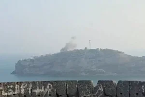 El primer ministro yemení presente en la sede del gobierno durante el ataque de los hutíes