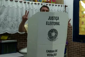 Elecciones presidenciales en Brasil: en las urnas, Bolsonaro promete “liberar al pueblo”, Lula advierte contra la “barbarie”