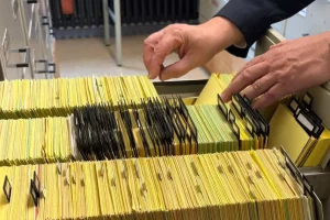 En Alemania, la carrera contrarreloj para encontrar y juzgar a los ex miembros del personal de los campos, 80 años después del fin de la guerra