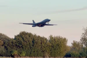 Incidente contra la base militar de Fairford en Reino Unido: el misterio se complica tras la precipitada salida de los bombarderos estadounidenses