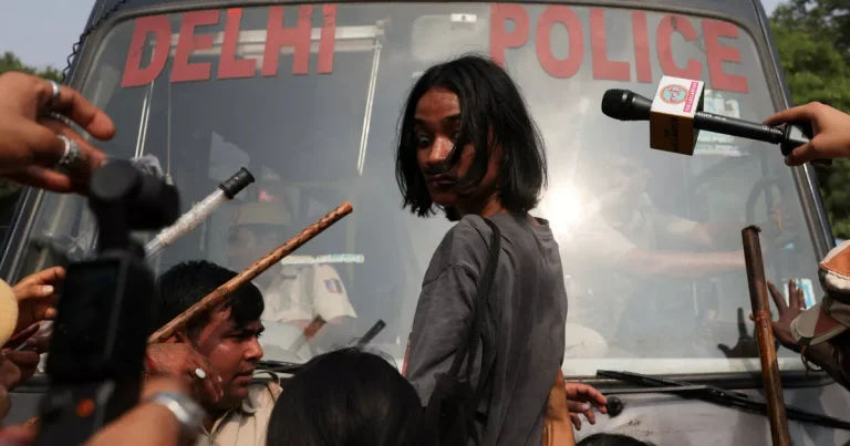 India reprime duramente el movimiento de las “cucarachas”, que se oponen a una revisión de las listas electorales