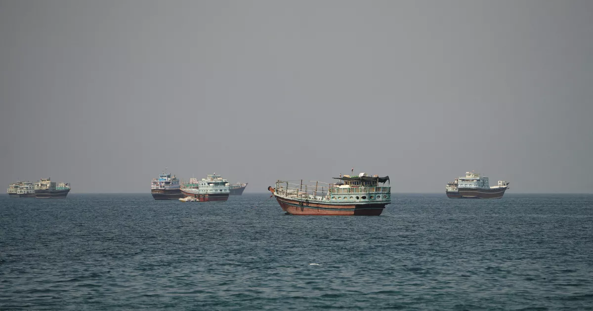 Irán: Un barco se incendió y se hundió tras chocar contra una mina en el Estrecho de Ormuz, dicen los Guardias Revolucionarios