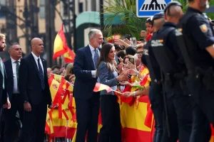 Los reyes de España Felipe VI y Letizia fueron recibidos por una multitud entusiasta en Ceuta, unos meses después de la crisis migratoria.