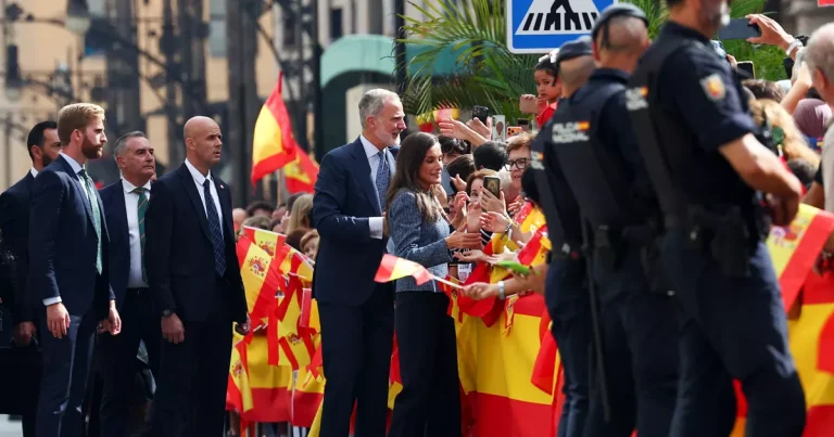 Los reyes de España Felipe VI y Letizia fueron recibidos por una multitud entusiasta en Ceuta, unos meses después de la crisis migratoria.