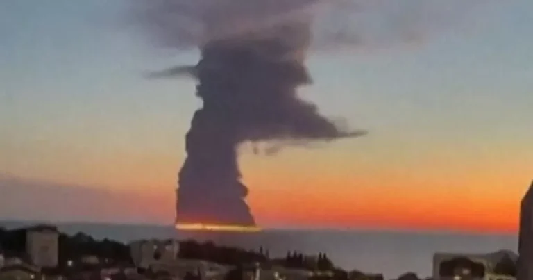 Rusia: enorme incendio en un petrolero frente a la costa de Sochi, tras un ataque con un dron ucraniano