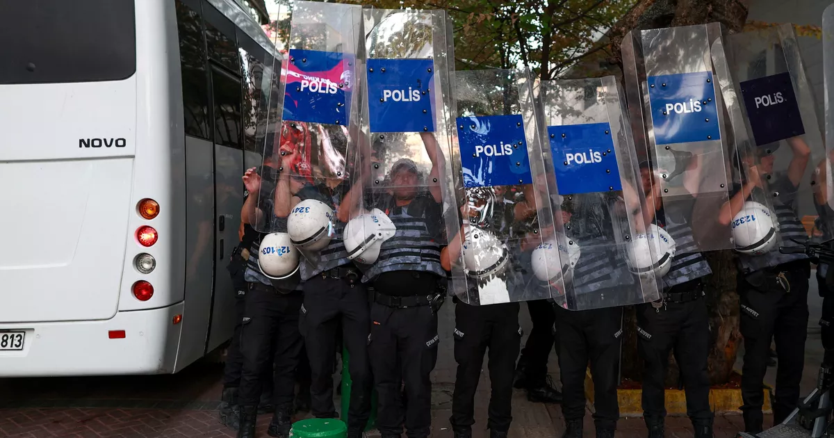 Türkiye: la sede del principal canal de la oposición queda bajo control policial, según los medios
