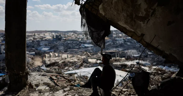 Un año después del alto el fuego, los bombardeos continúan en Gaza y el futuro sigue siendo incierto