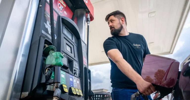“Voy a tener que cambiar de trabajo”: en Estados Unidos, el aumento del precio del combustible hace dudar a los camioneros de Trump
